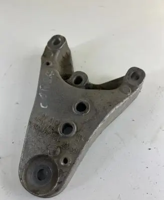 Volkswagen Polo IV 9N3 Engine mounting bracket 6Q0199185D 6Q0199185