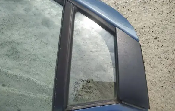Toyota Yaris Front door vent window glass four-door 