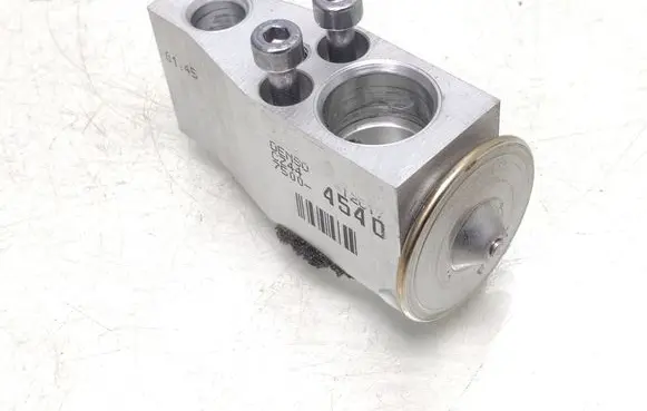 Toyota Yaris XP210 Air conditioning (A/C) expansion valve 75004540