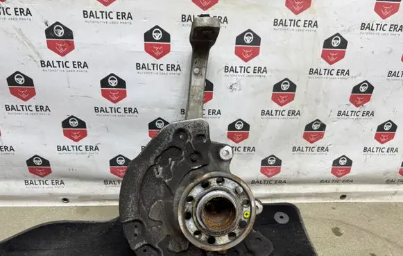 Mercedes-Benz C W205 Front wheel hub 2052100