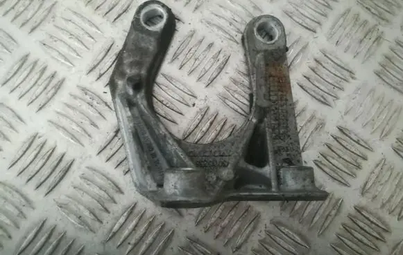 Volvo XC70 Engine mounting bracket 30713236