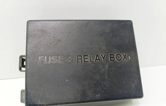 KIA Carens I Fuse box cover 