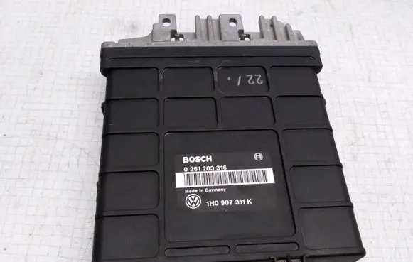 Volkswagen Golf III Engine control unit/module 0261203316 1H0907311K