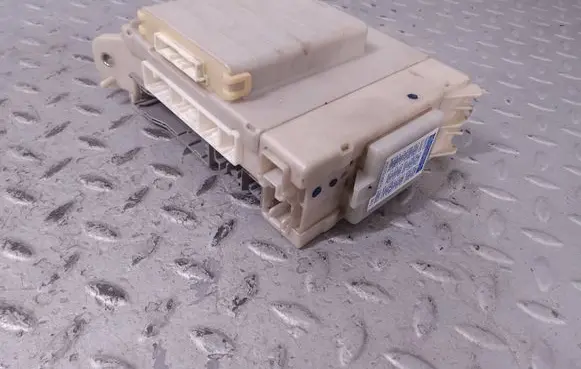 Lexus GS 300 350 430 450H Fuse module 8273030B61 7A221516