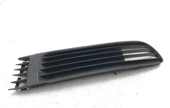 Volkswagen PASSAT B5 Front bumper lower grill 3B0853678