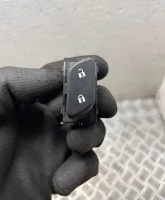 Opel Insignia A Central locking switch button 22899701