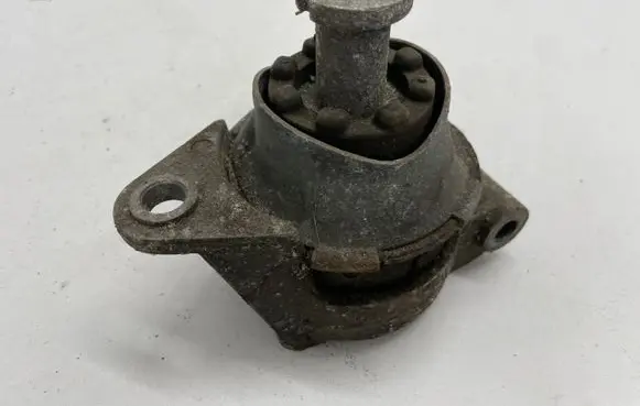 Opel Zafira B Engine mount bracket