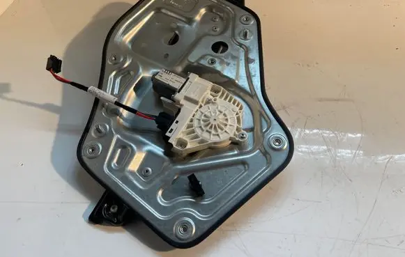 Skoda Yeti (5L) Front door window regulator with motor 5L0837401