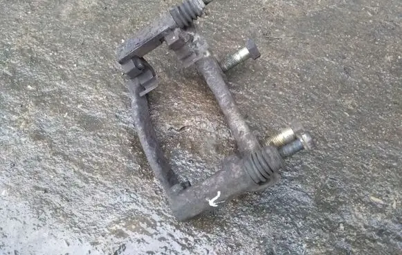 Nissan Primera Front Brake Caliper Pad/Carrier 