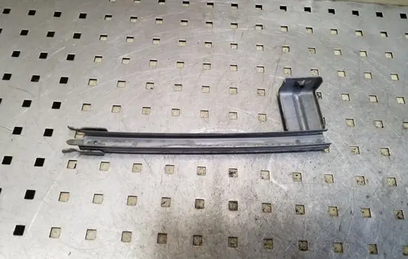 Renault Kadjar Front door window/glass frame 