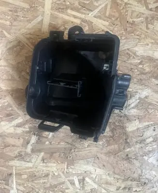 Renault Clio IV Fuse module 243804185R