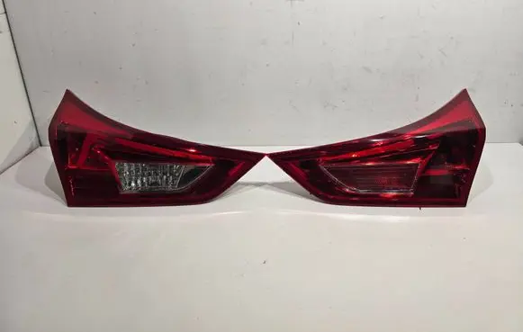 Tailgate rear/tail lights