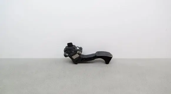 Accelerator throttle pedal