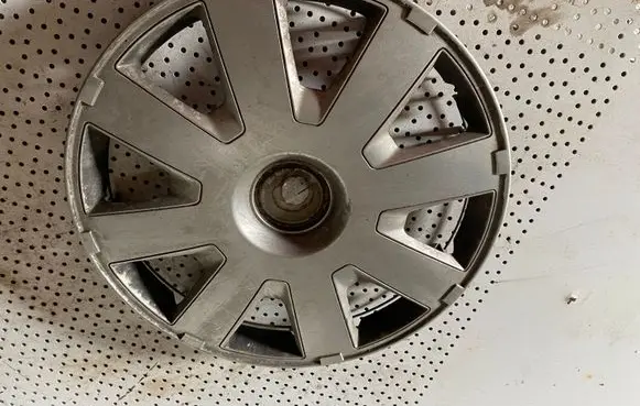 Ford Mondeo Mk III R15 wheel hub/cap/trim 4M511000EB