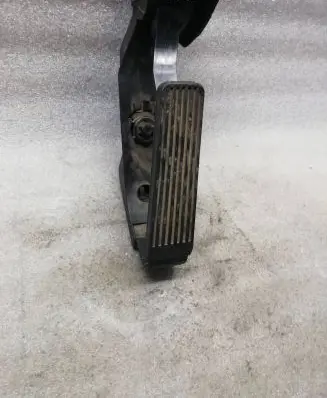 Mercedes-Benz E W211 Accelerator throttle pedal A2113000404