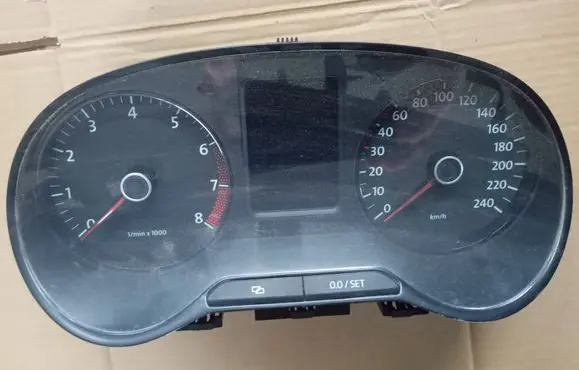 Volkswagen Polo V 6R Speedometer (instrument cluster) 6R0920860E 041280610207 1020700473