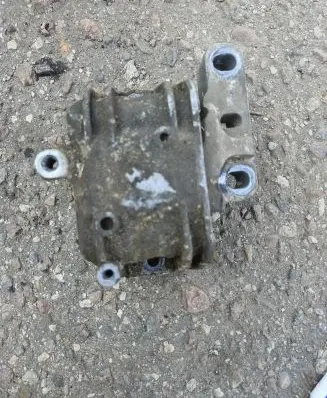 Volkswagen PASSAT B6 Engine mount bracket