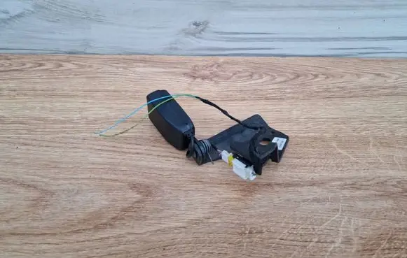 Citroen C4 I Rear seatbelt buckle CC627-AA