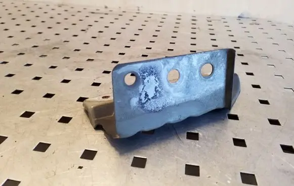 Nissan Qashqai Fender mounting bracket