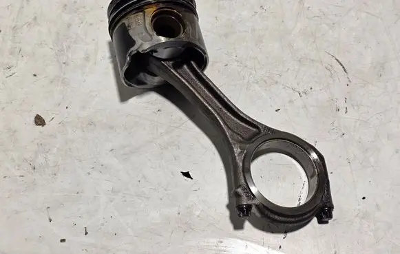 Volkswagen Amarok Piston with connecting rod 