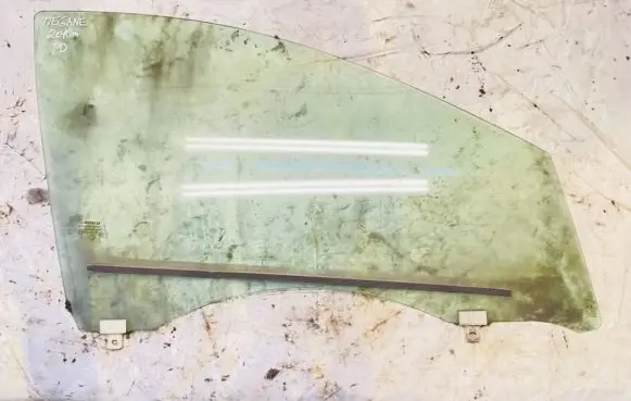 Renault Megane III Front door window glass four-door