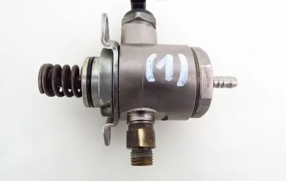 Audi A4 S4 B8 8K Fuel injection high pressure pump 06J127025C