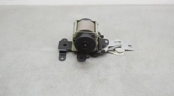 Nissan Rogue Middle seatbelt (rear) 