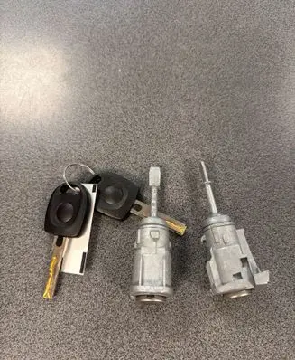 Volkswagen PASSAT B5 Front door lock (next to the handle) 3B0837167