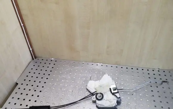 Honda CR-V Front door lock