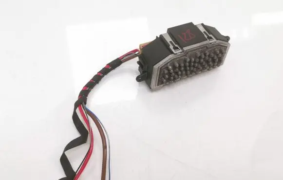 Volkswagen Touran I Heater blower motor/fan resistor 3C0907521F CZ2468105384 F011500081