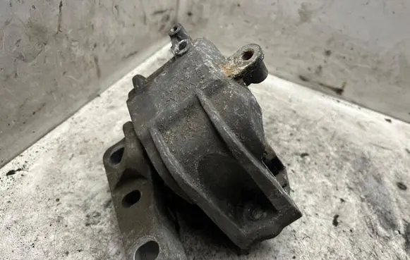 Volkswagen Touran I Engine mount bracket 1K0199262AT