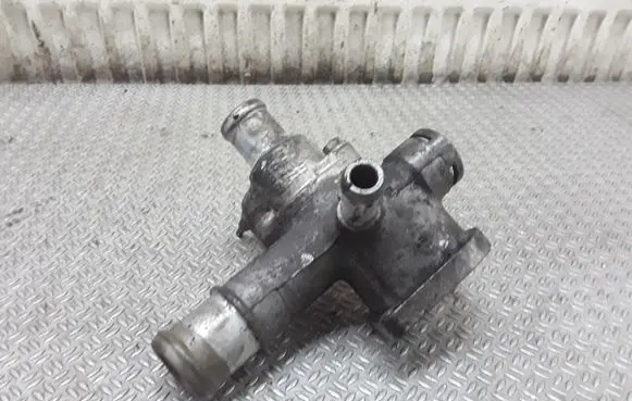 Volkswagen Golf IV Engine coolant pipe/hose 038121133A
