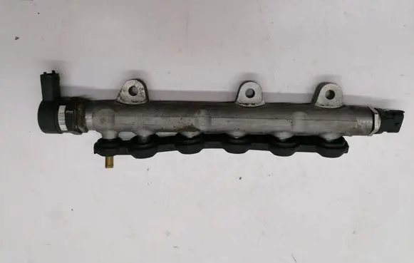 Opel Vivaro Fuel distributor 8200426550 0445214153