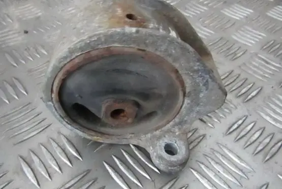 Nissan Almera Engine mount bracket