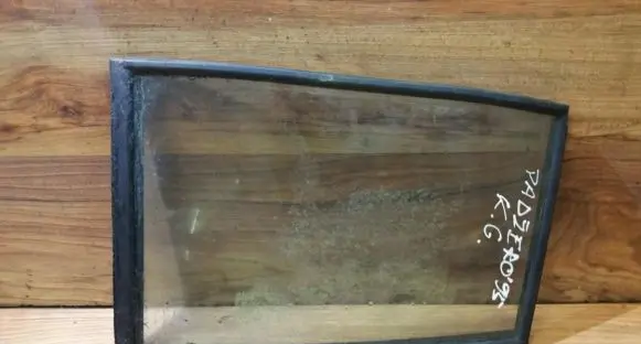 Rear vent window glass
