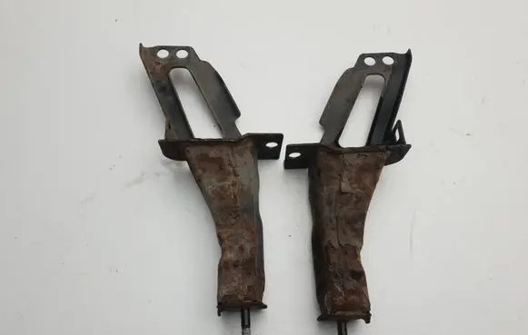 Volvo XC70 Engine mounting bracket