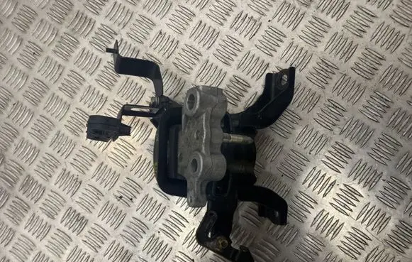 Lexus CT 200H Engine mount bracket