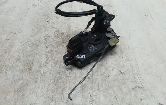 Opel Zafira B Front door lock 13210749