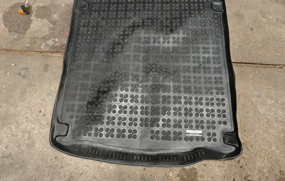 Trunk/boot mat liner