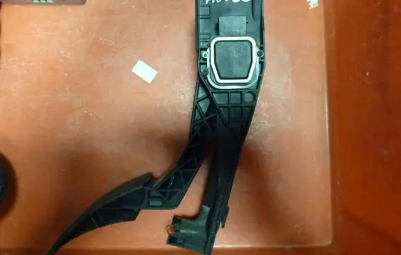 Mercedes-Benz ML W164 Accelerator throttle pedal A1643000104 AC033