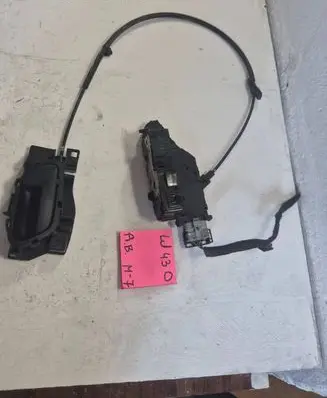 Peugeot 207 Front door lock 24045582