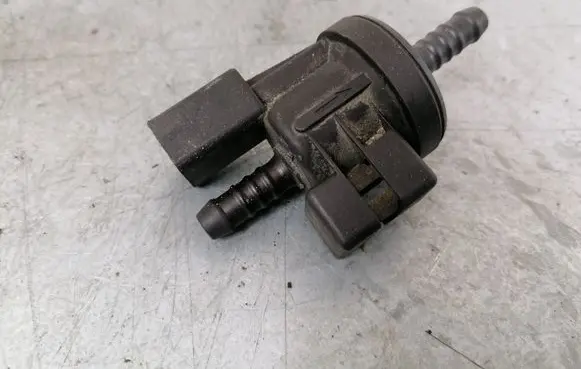 Audi A6 S6 C6 4F Breather valve 06E906517A