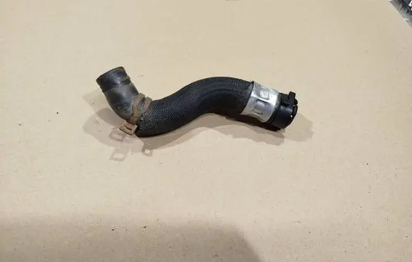 Opel Vivaro Engine coolant pipe/hose 140565332R