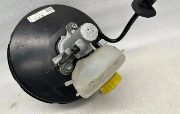 Volkswagen PASSAT B5.5 Master brake cylinder 8D0612105F
