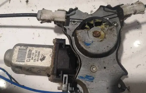 Nissan Almera Tino Front door window regulator motor 400699t3