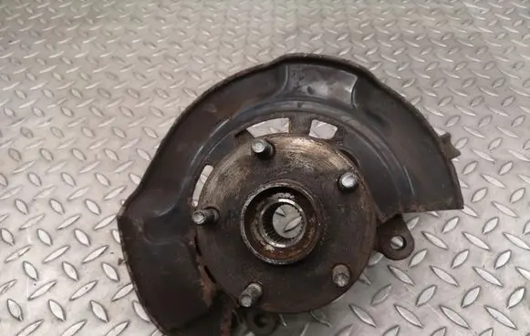 Toyota RAV 4 (XA40) Front wheel hub