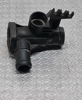 Volkswagen Golf III Engine coolant pipe/hose 037121133E