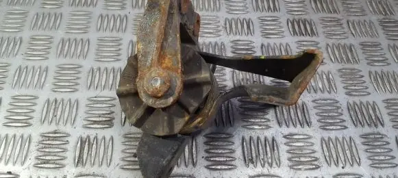 Suzuki Alto Engine mount bracket 5k04p