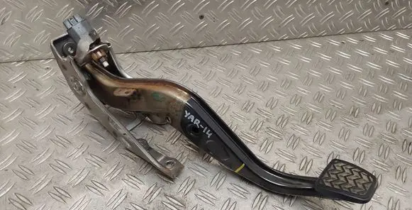 Toyota Yaris Brake pedal 