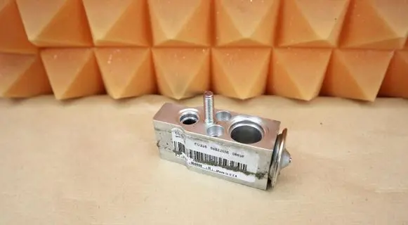 Mercedes-Benz ML W164 Air conditioning (A/C) expansion valve 1648300084 A1648300084
